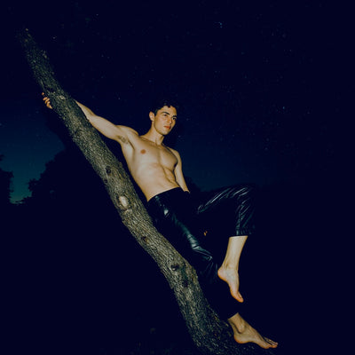 Mann klettert auf Baum in Sommernacht – Bereit, genommen zu werden Night Cruising