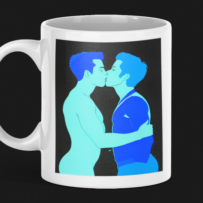 Zwei Männer im intimen Kuss - Türkis und Blau vor dunklem Hintergrund - Blue Boys Premium Tasse - Gay Fine Art
