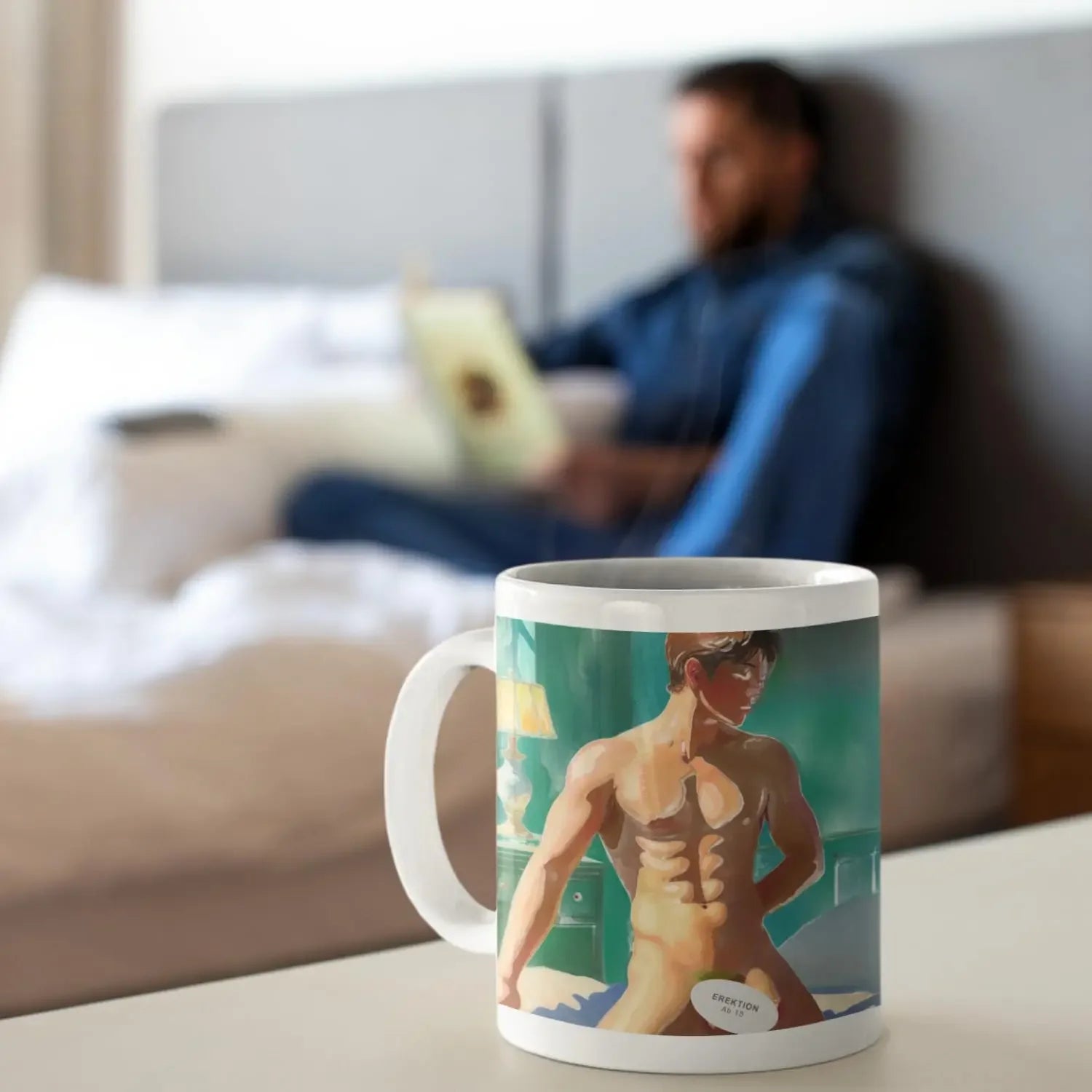 Weiße Keramiktasse mit Illustration eines muskulösen nackten schwulen Mannes in Teal-Tönen