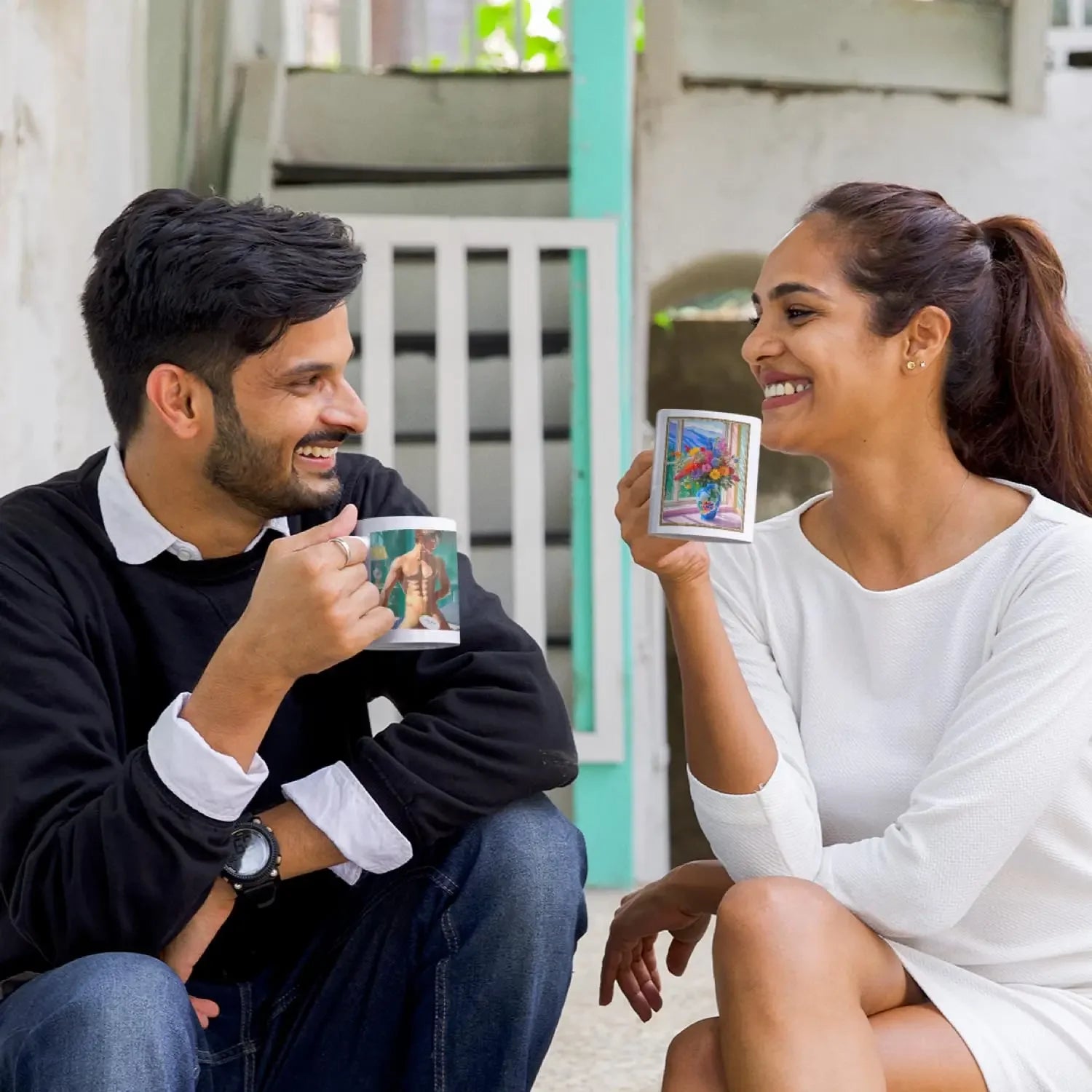 Weiße Keramiktasse mit bunter Blumenmalerei und Aktmotiv nackter schwuler Mann