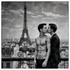 Zwei Männer im Kuss vor Eiffelturm - Mit Aquarell übermaltes s/w Foto
