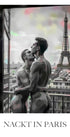 Zwei nackte Männer umarmen sich auf Pariser Balkon mit Eiffelturm, Nackt in Paris