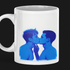 Zwei Männer im zärtlichen Kuss - Aquarell-Stil in verschwimmenden Blautönen - Blue Boys Premium Tasse - Gay Fine Art
