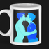 Zwei Männer im intimen Kuss - Türkis und Blau vor dunklem Hintergrund - Blue Boys Premium Tasse - Gay Fine Art
