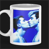 Zwei Männer kurz vor dem Kuss - Intensiver Blickkontakt in Blautönen - Blue Boys Premium Tasse - Gay Fine Art
