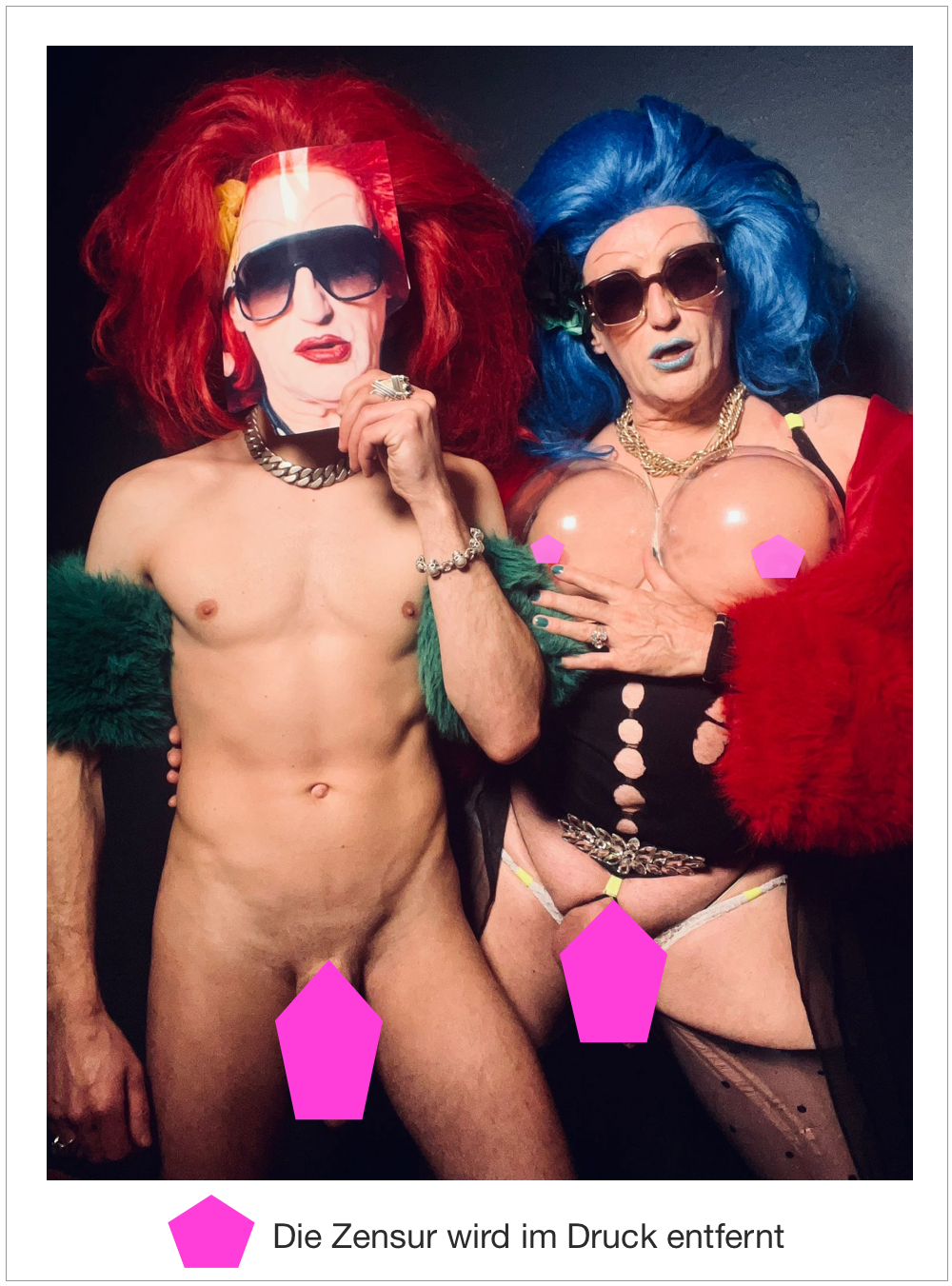 Drag-Ästhetik mit roten und blauen Perücken - Provokante Gay Art Collage - Canvas Wandbild - Tim Lienhard
