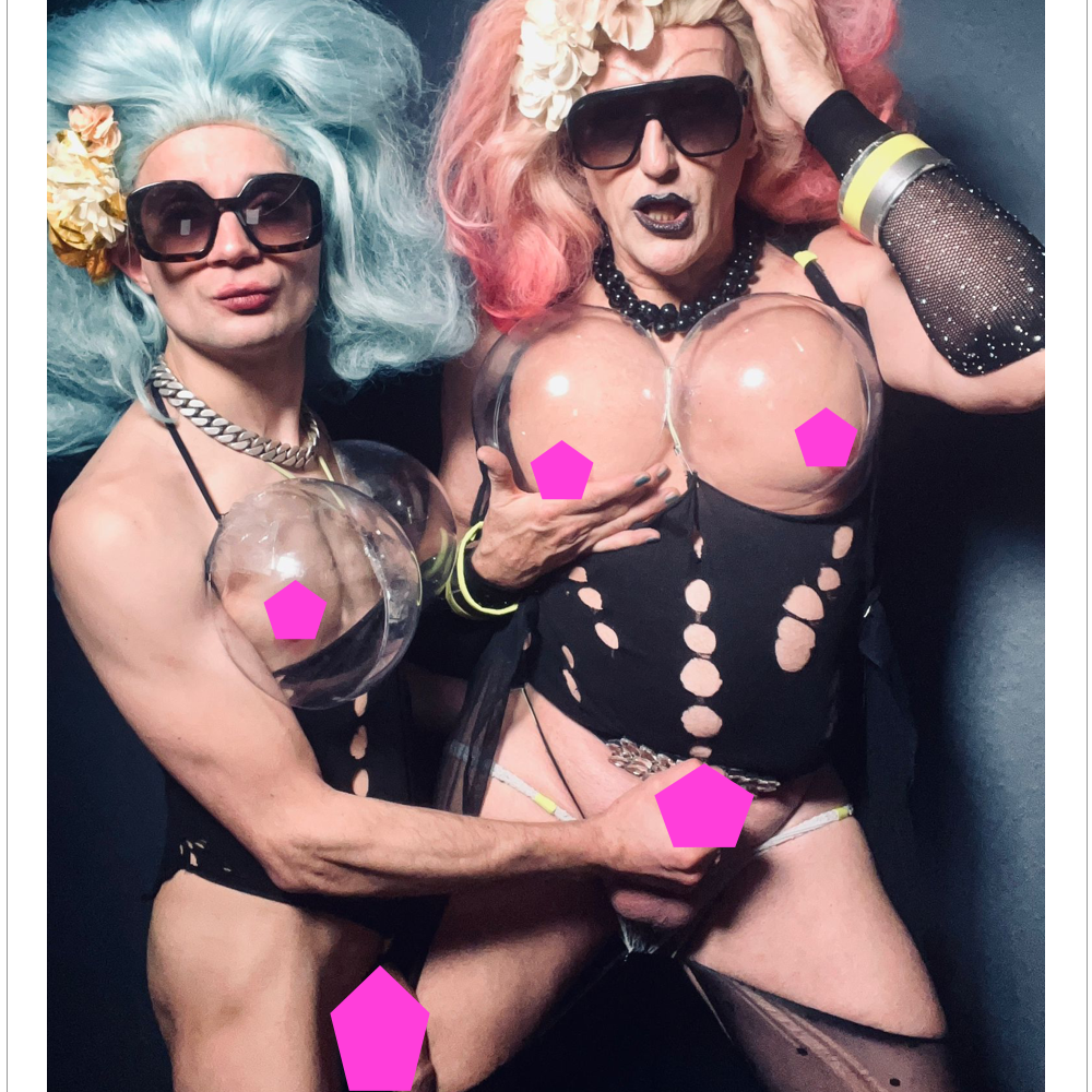 Zwei Drags in inniger Pose - Türkise und rosa Perücken - Gay Art Collage - Canvas Wandbild - Tim Lienhard
