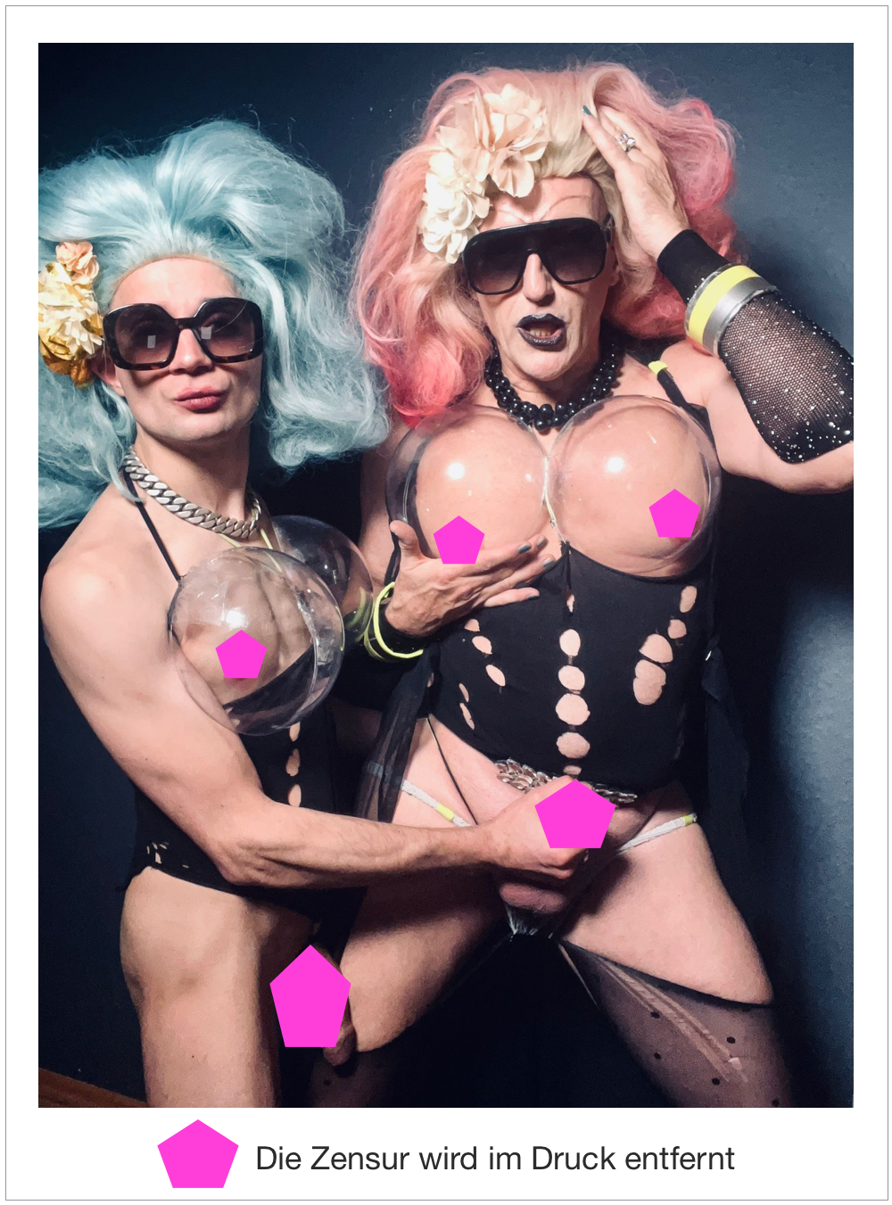 Zwei Drags in inniger Pose - Türkise und rosa Perücken - Gay Art Collage - Canvas Wandbild - Tim Lienhard
